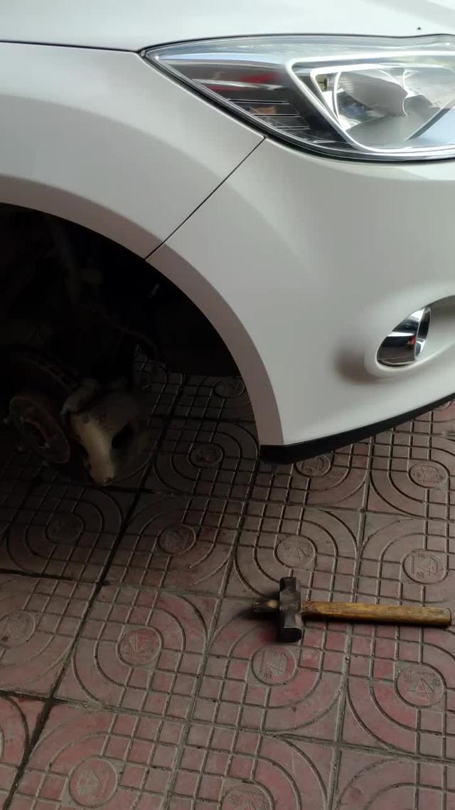 福克斯车子轮胎有一个磨损到安全线了，换两个新胎，把旧胎换后面去。