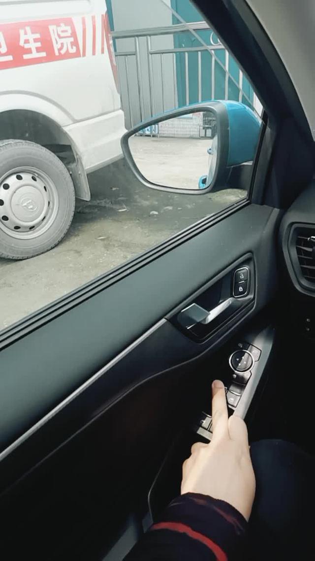 19款福克斯的驾驶室边上的车窗玻璃一键升降没了。其他位置的车窗都没问题。有大佬指点问题吗？