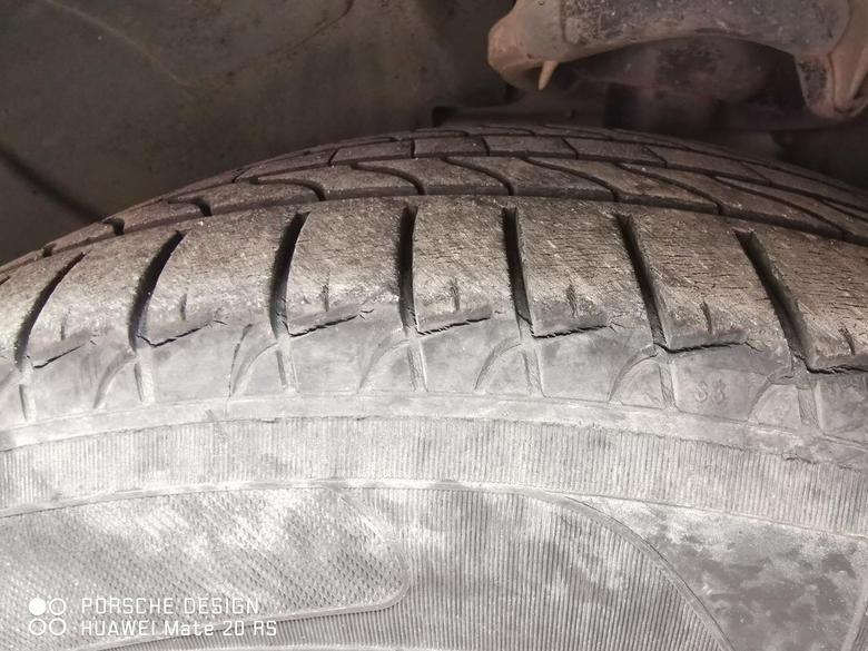 福克斯 请问轮胎胎肩部位有裂痕会影响驾驶安全吗？米其林浩悦系列，换了三年多，三万多公里。