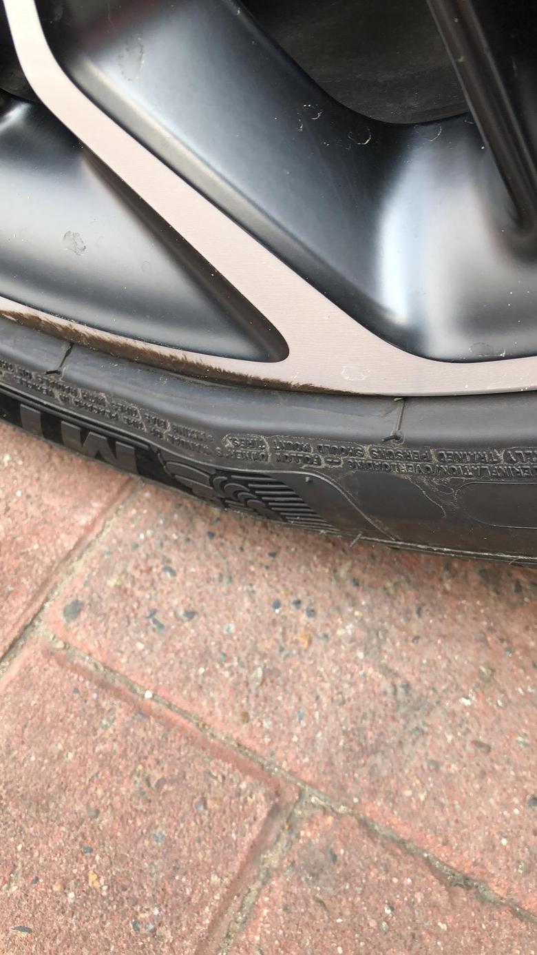 用车一年福克斯STLine右前轮胎内出现裂纹外胎鼓包难道出厂的时候用的是假的米其林PS4福特的牌子真的完蛋了
