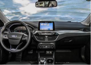新款福克斯内饰方面，新车也没有什么变化，中控台上配备了悬浮式的中控屏幕，现代和简约的仪表板优化了前排人机空间，相互搭配，科技感十足