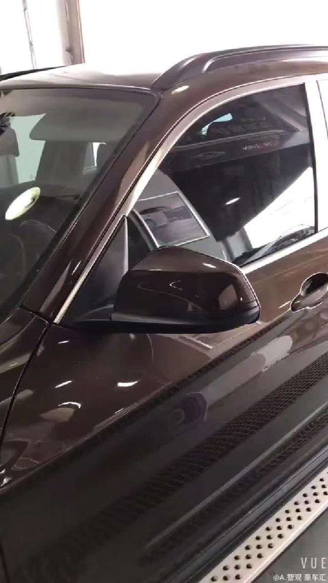 福克斯 宝马X1E84电动折叠后视镜，这样子只要停车锁门就自动折叠后视镜了。