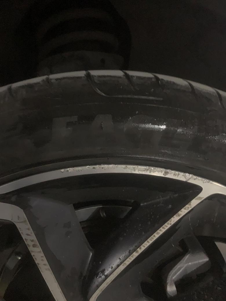 领克05 侧方位停车的时候刮到轮毂了。需要去修复吗？