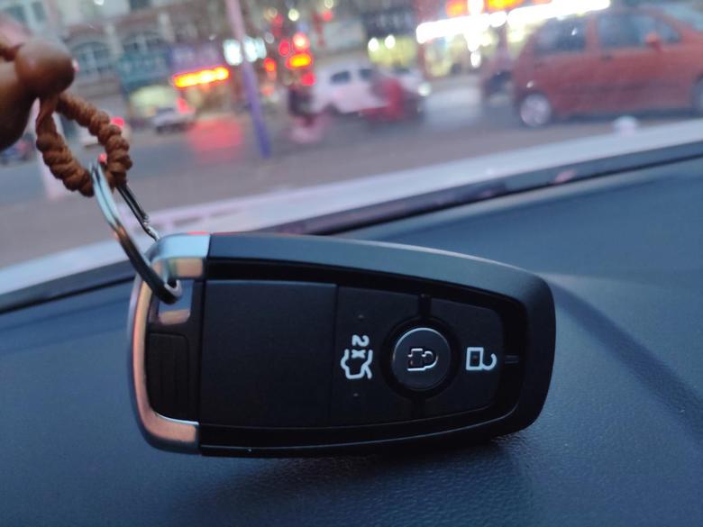 新一代福克斯stline版的车钥匙有什么特殊功能吗？比如锁车键长按3秒有自动升窗功能!