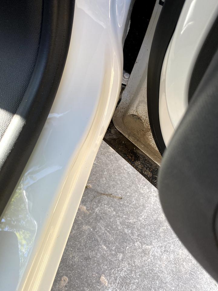 凡尔赛c5 x 雨天行车后，车门底橡胶处和开门处进灰粘土严重，车门底橡胶哪里可以扣出土来。