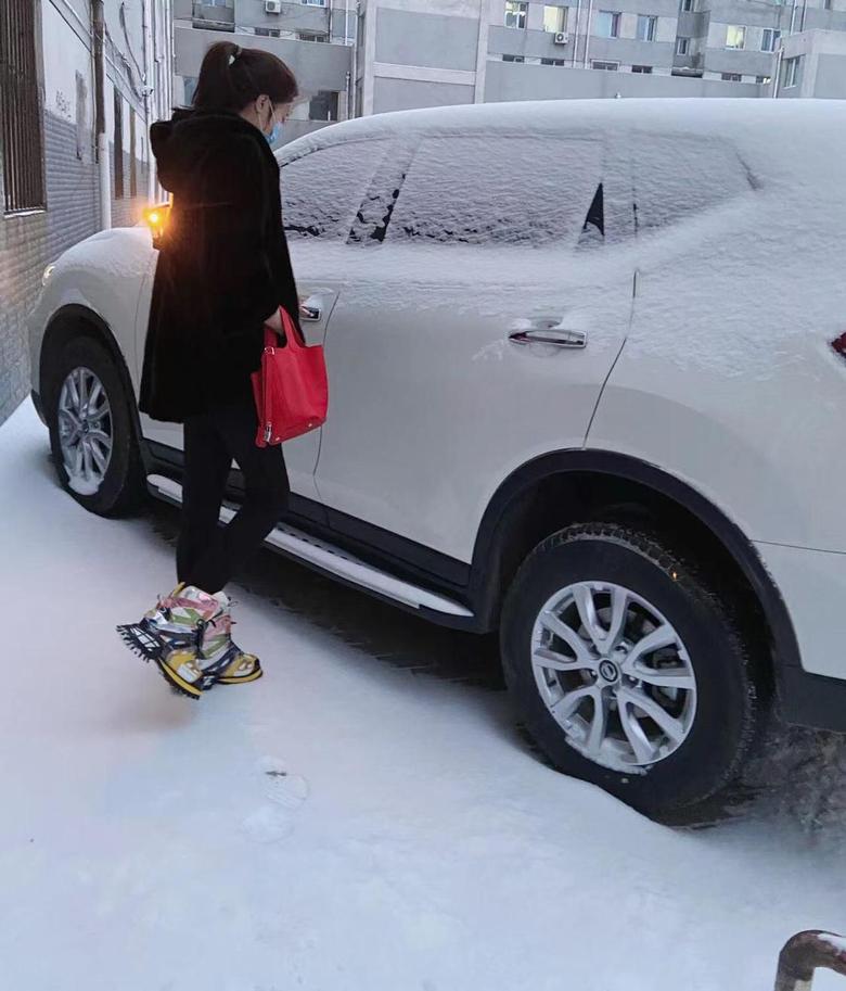 奇骏 ?爱车美图?爱车美图ɢᵒᵒᵈɴⁱᵍʰᵗ✩⭐️下雪快乐媳妇穿着她的“雪地胎”出门了。