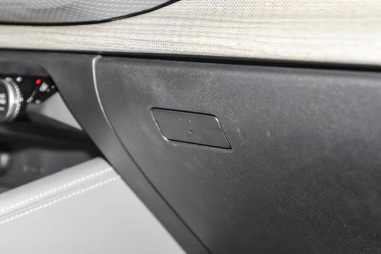 凡尔赛c5 x 法系在售车型关于硬塑料部分的纹路处理效果，个人觉得纹路看起来太硬，用在标志不太明显，因为标志偏运动的车型属性可以，但是雪铁龙作为舒适体现不搭