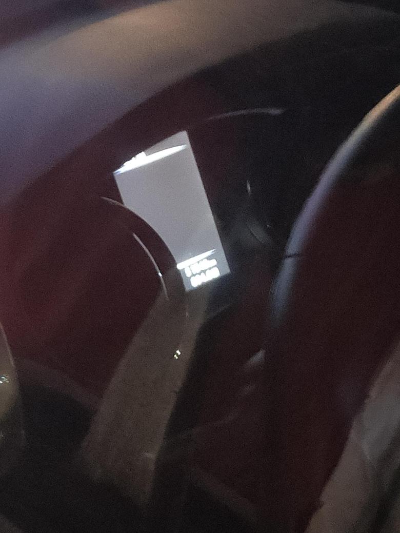 日产奇骏为什么熄火停车锁门这个中控显示屏还亮着