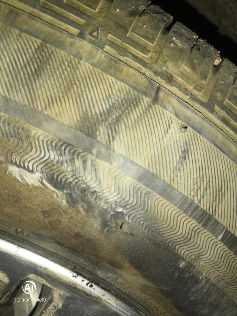 想问下车友们奇骏车胎不小心蹭到马路牙子了，烂了个这么大的洞，后期驾驶有影响吗