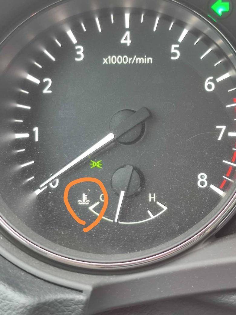 请问各位，奇骏开车时仪表盘上是一直会显示圆圈里冷却液的标志吗
