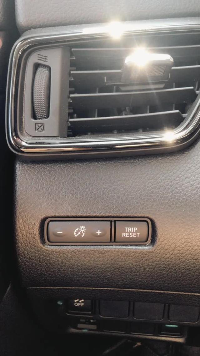 新款奇骏汽车的仪表盘显示亮度调节功能！