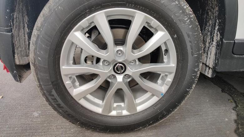 奇骏 轮胎不小心刮到外侧，这样问题大吗？有人说网上买点胶水粘一下就可以了。这样真的可以吗？