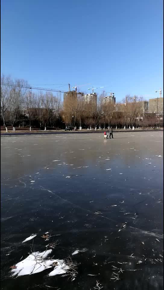 奇骏 天水河免费溜冰场，哈哈安全自负(ღ˘⌣˘ღ)