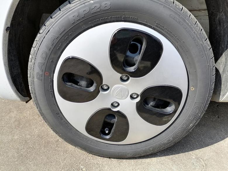 奔奔e star 你们的车轮胎能看到生产日期吗？朝阳轮胎上没有生产日期啊？。。。谁知道，难道在另一边装反了？