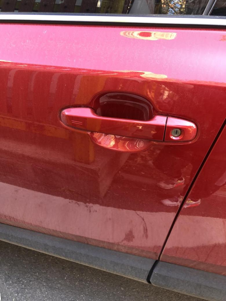 丰田c hr 想问下各位，主驾驶位车把钥匙孔这里一直都是裸露的吗？以前没注意，一直觉得上面有个红色的保护盖