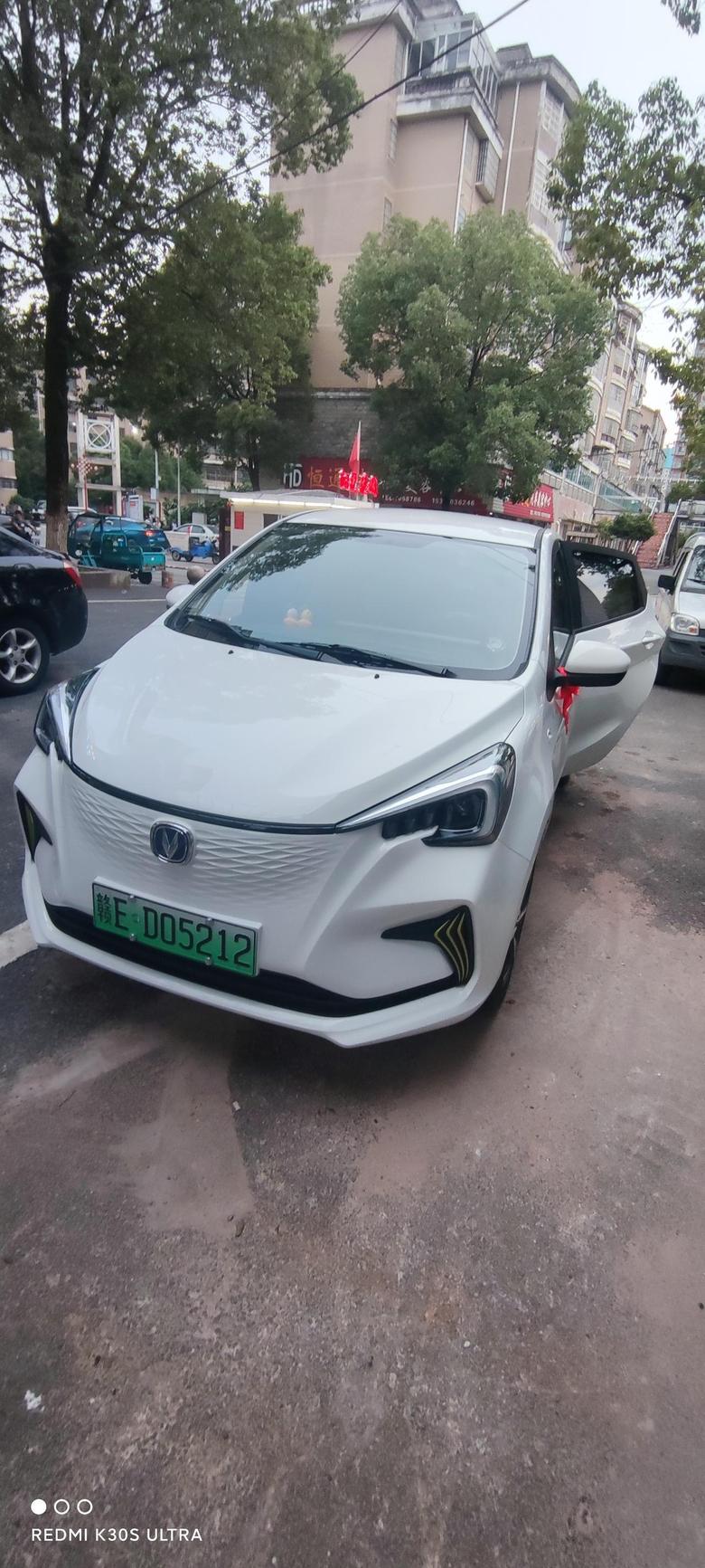 奔奔e star 问了半个中国的4s店都是要等几个月，无奈汽贸加价一个月提车，提速秒杀二十万没所有燃油车