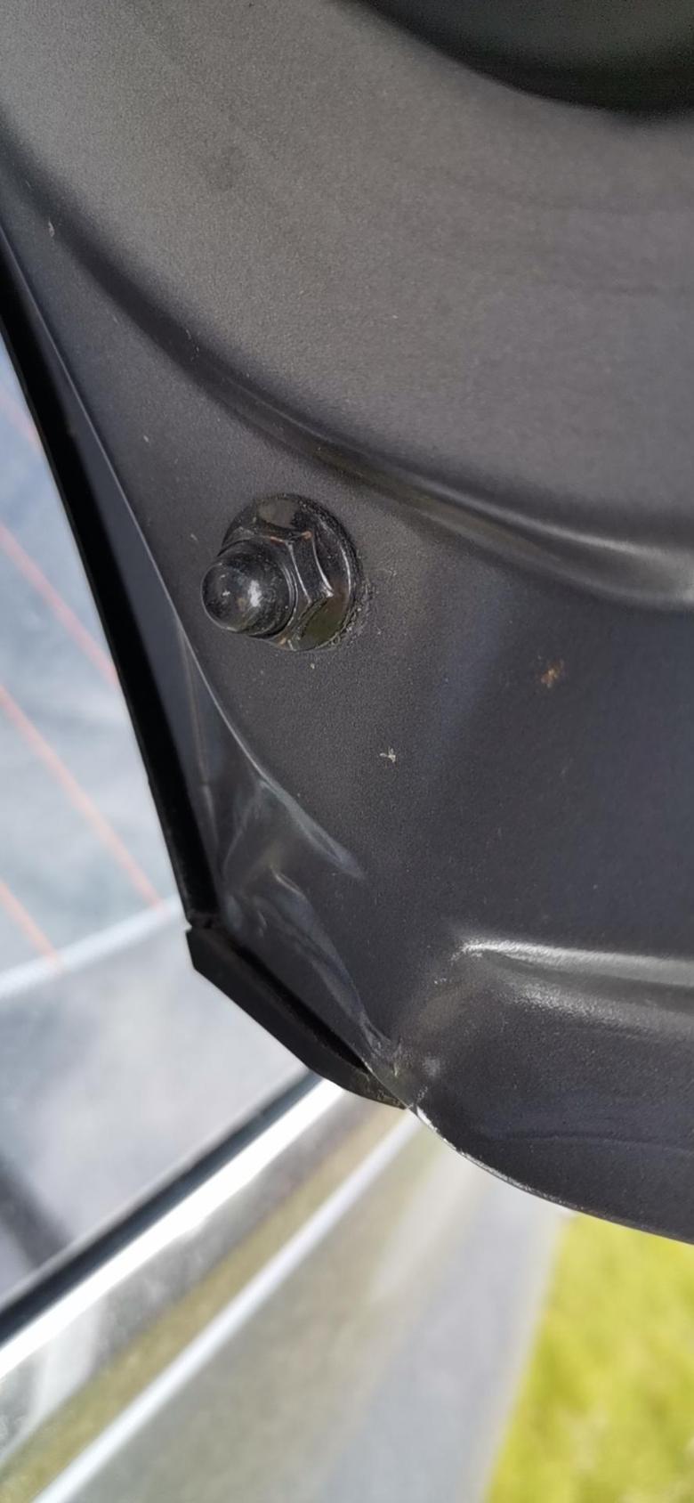 k5凯酷 各位车主后备箱螺丝可都有拧动痕迹啊，群里车友刚发现的，去年10月的车，我的是今年7月的，有锈迹和掉漆现象