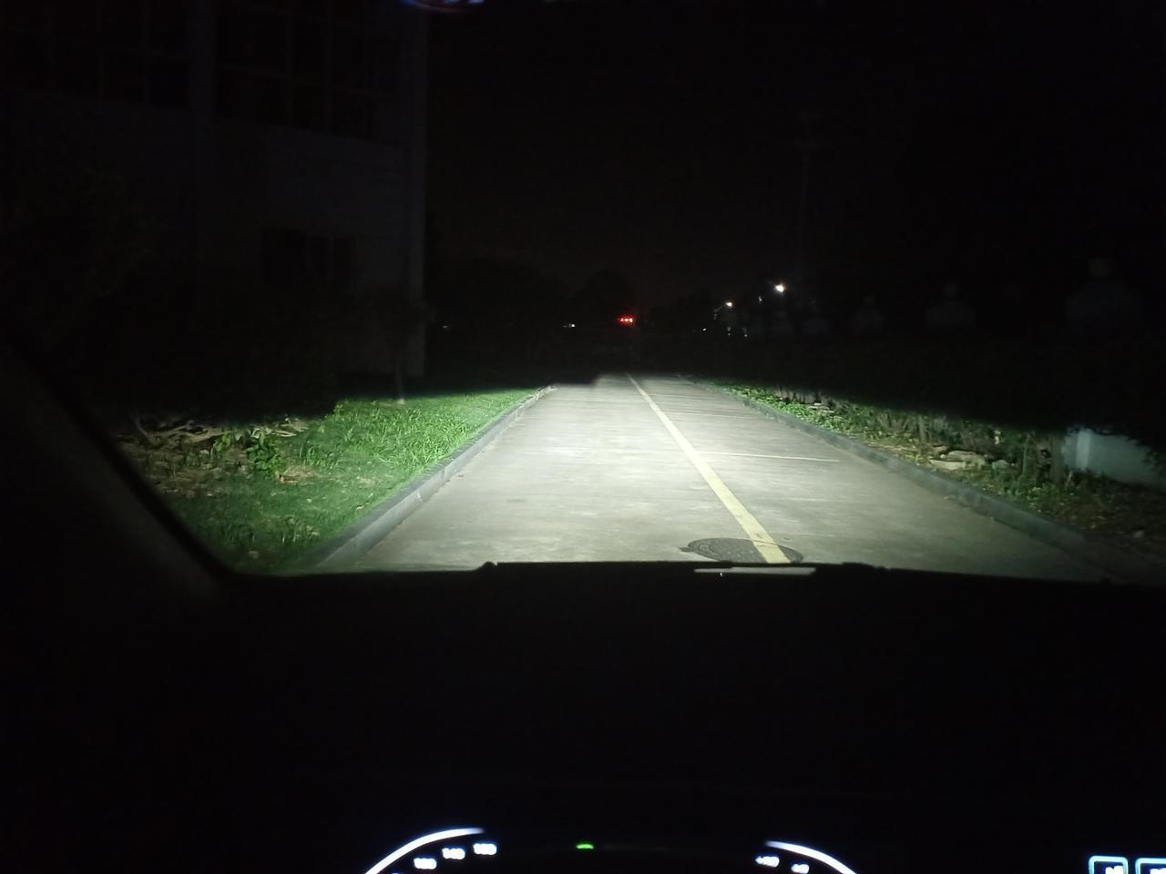 奔奔e star 大家的车灯也是这样么，开远光中间有一道黑暗。特别别扭影响安全