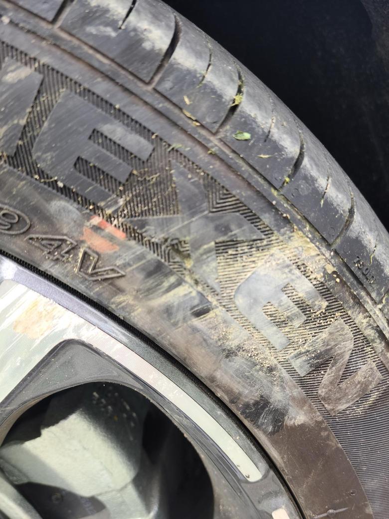 k5凯酷 干马路牙子上了昨天没看见。。。以为就漆擦了早上起来发现轮毂和轮胎也擦了轮胎掉了一小块皮