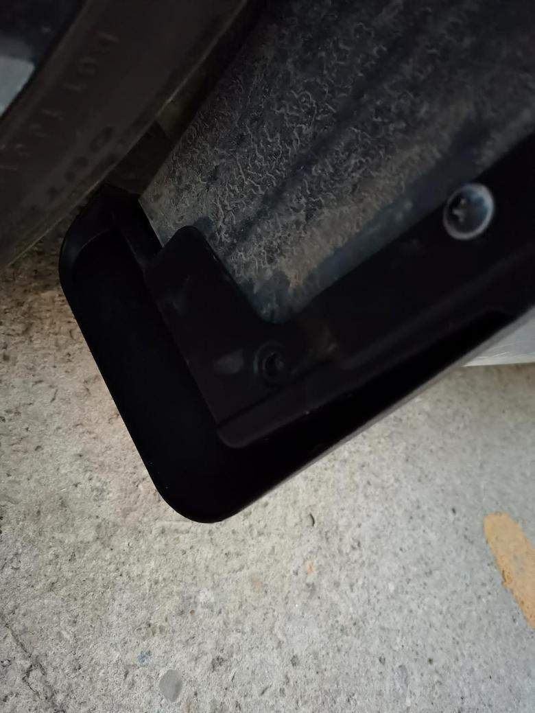 k5凯酷 各位车友，请问你们购买的挡泥板下面这个孔位是怎么上螺丝的呢？原车只有一个螺丝孔，另一个不知道是不是卡扣的。不敢硬抠啊！求助?求助?