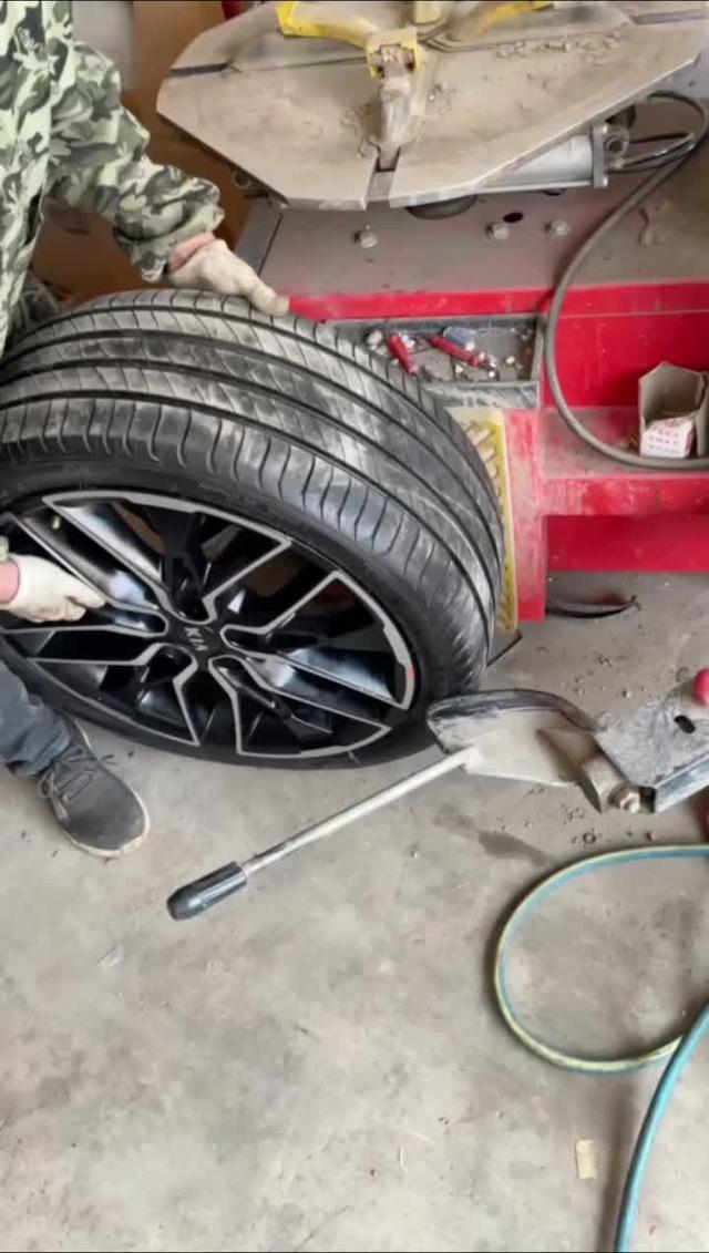 k5凯酷 原车米其林的轮胎卸下来换套轮毂。