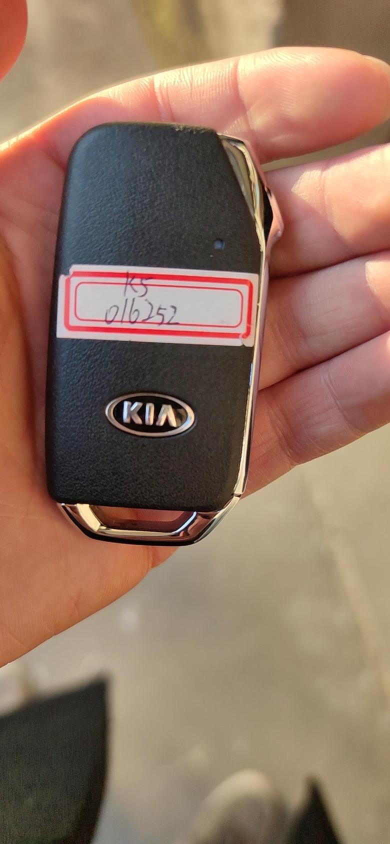 起亚K5凯酷的车钥匙带远程启动吗？