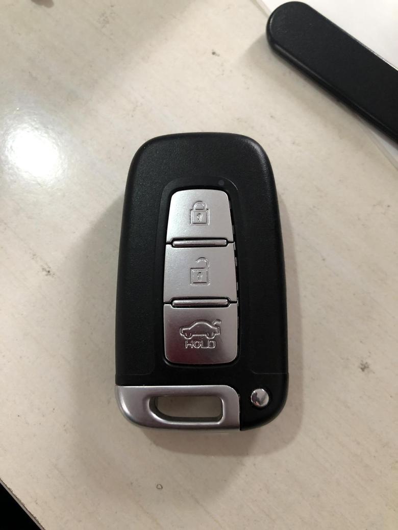 k5凯酷 麻烦各位车友，12款起亚k5一键启动的遥控钥匙，遥控上的灯亮，按键不好用了，但是车内可以检测到钥匙，可以正常启动，而且是一把新钥匙，期待各位车友的帮忙