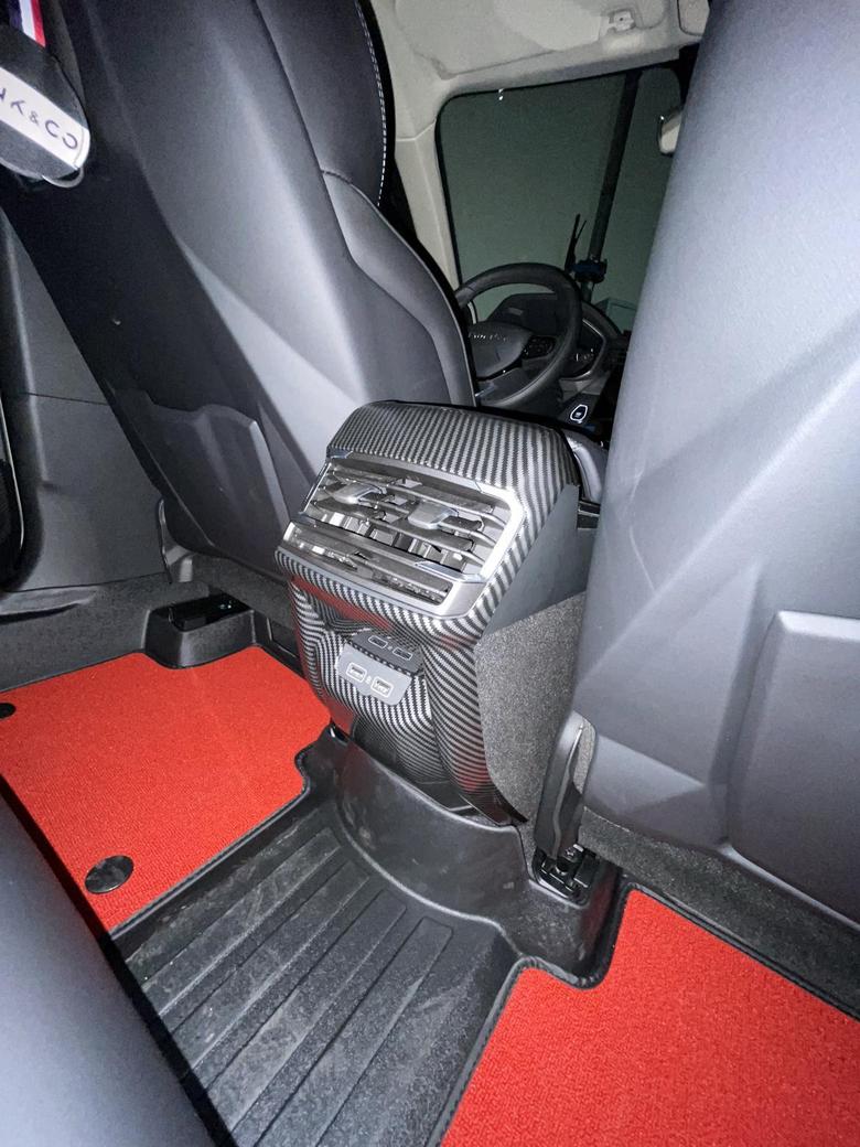 领克01 最喜欢的一个配置。自己花钱买的全车脚垫，搭配红色地毯。一上车就觉得很温馨。