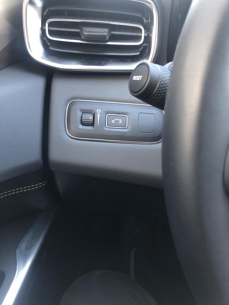 领克01 2020款01驾驶室的后备箱按钮怎么打不开不管是按一次两次还是常按都打不开难道就是一个摆设吗求解