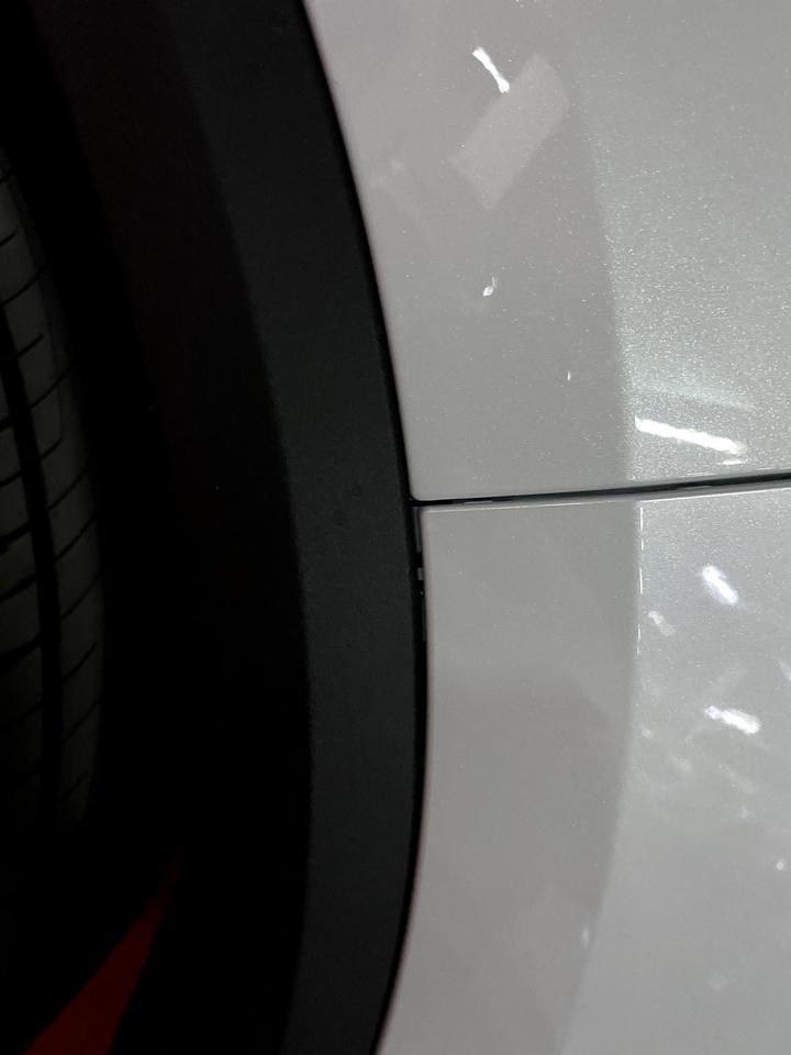 领克01 21款白色前轮塑料件和车身铁皮连接的地方其他车友有发现缝隙较大的情况吗？这是正常还是工艺的问题？