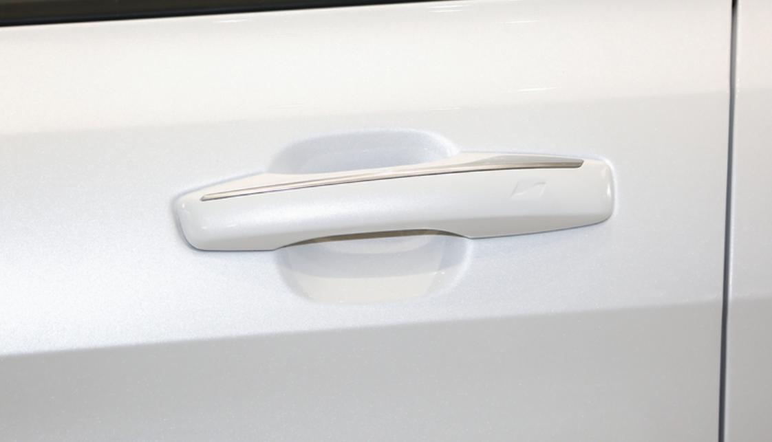 领克01纯版还带有无钥匙进入功能，这项配置的下放显得领克品牌诚意十足，触摸按键还与车头Logo的形状相呼应。