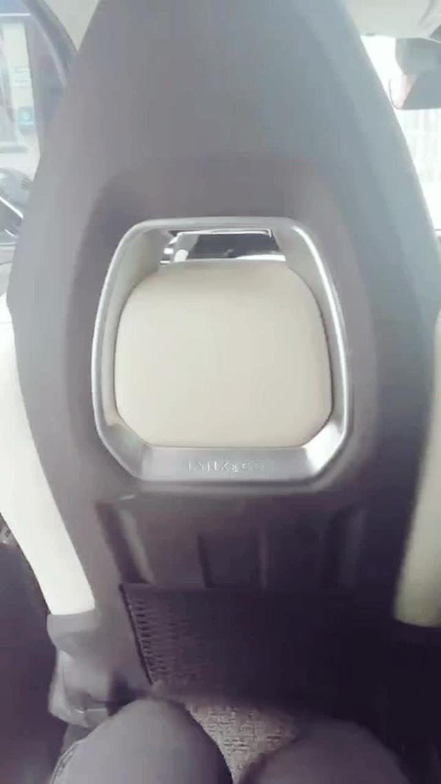 领克01的座椅舒适感很不错，而且后排乘坐空间也足够宽敞