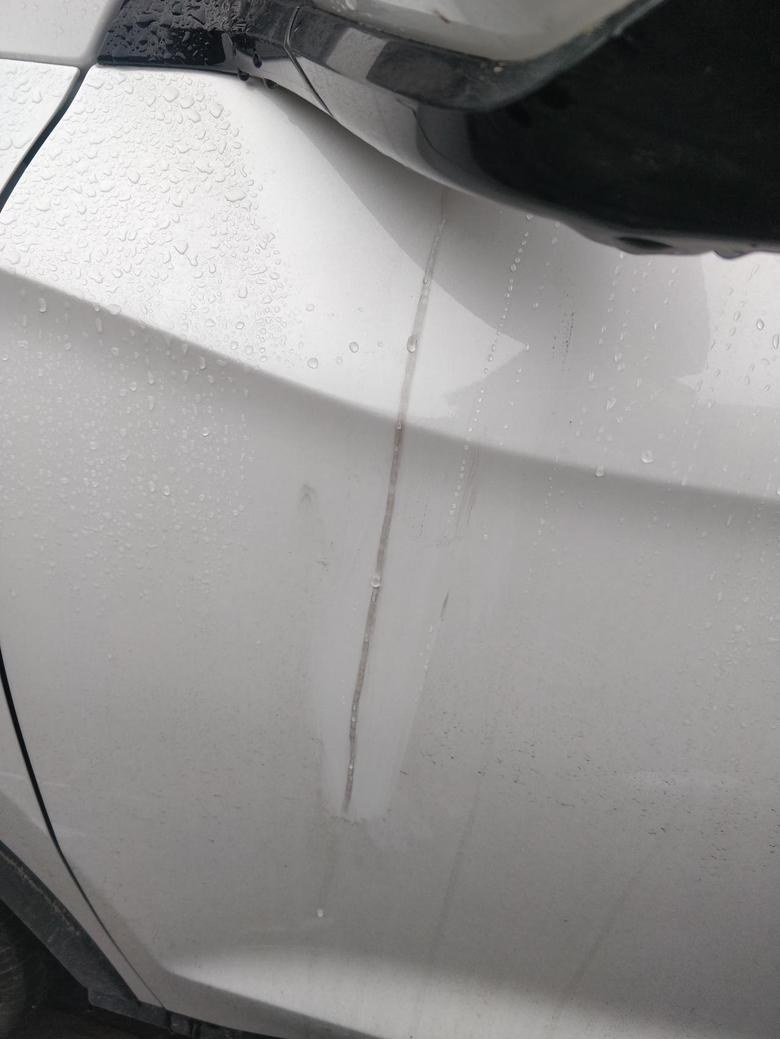 车友们比亚迪宋pro下雨天车门上面经常留下这个污渍该比较难擦四个车门都有这个是疏水的设计缺陷吗。