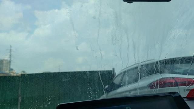 威驰 车玻璃上滴到了空调水，一层白色的，洗不掉。大伙知道咋洗吗？