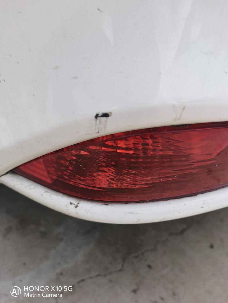 丰田威驰后面左侧保险杠有几个划痕像是被什么戳的怎么修复合适？