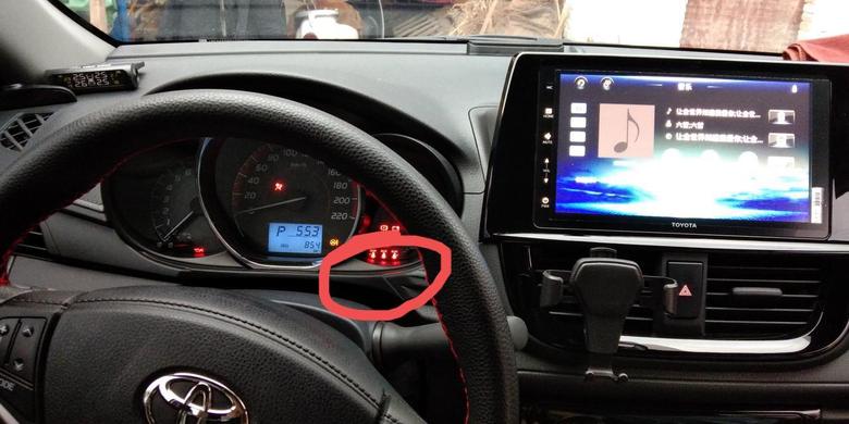 丰田威驰设计师在不在，在设计后排安全带提示灯的位置换成水温指示多好，下一款赶紧改进。