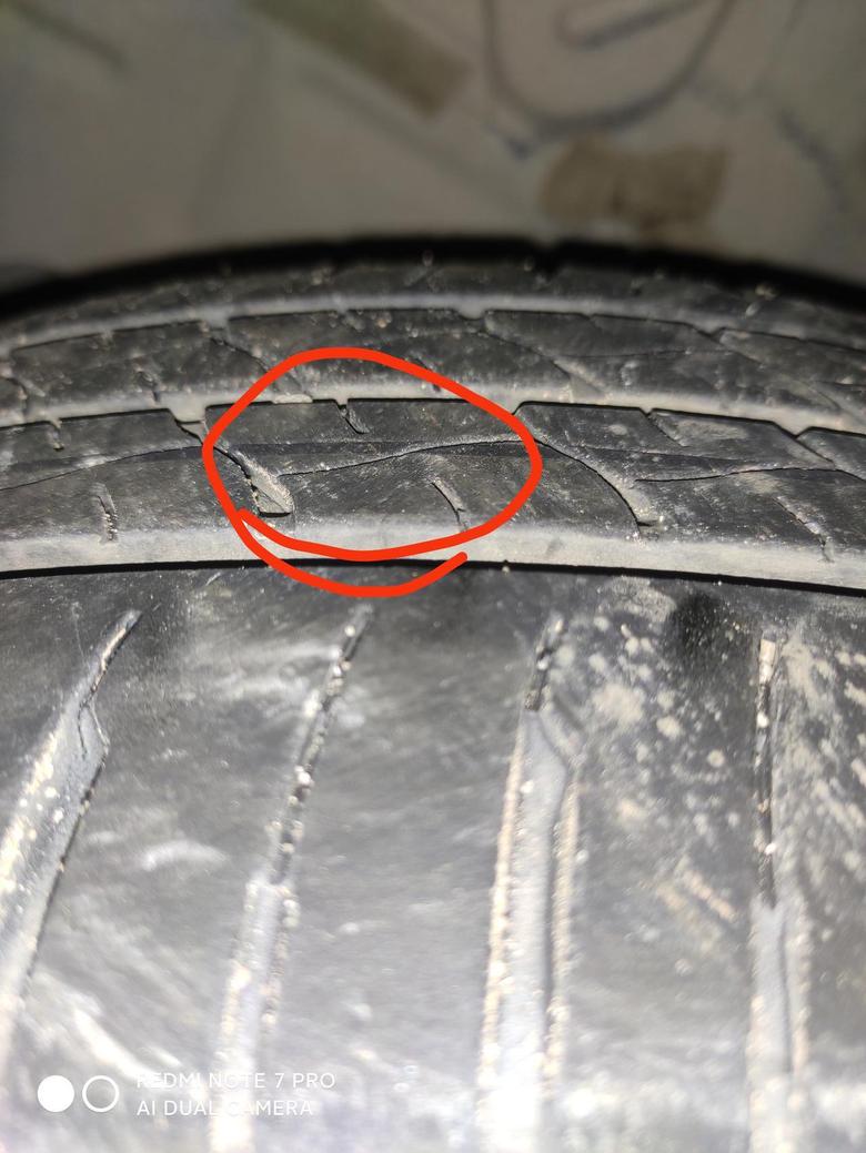 威驰 图1是前轮，红圈中间这是胎纹吗？，5个月的车