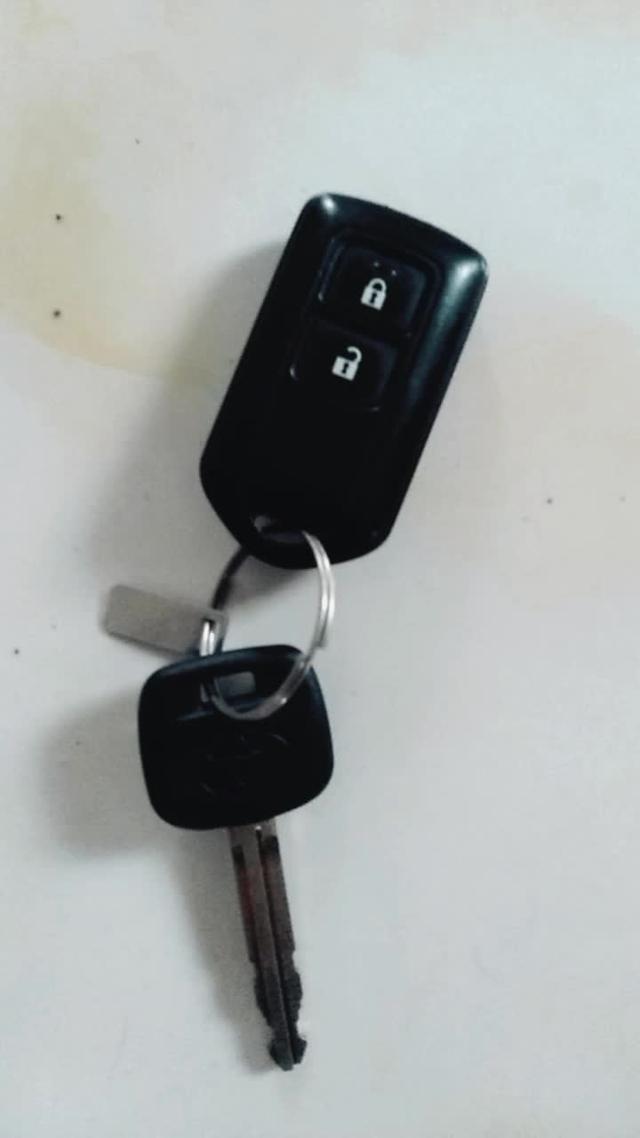 丰田威驰原车的遥控器和钥匙是分开的