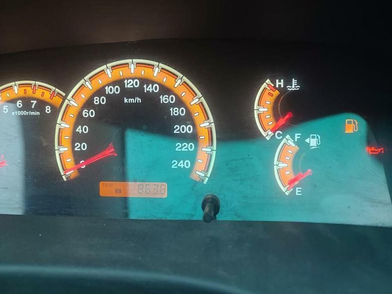 比亚迪f3 一箱油油箱50l加满油日常上下班行驶跑至油表灯亮跑了860公里非常可以