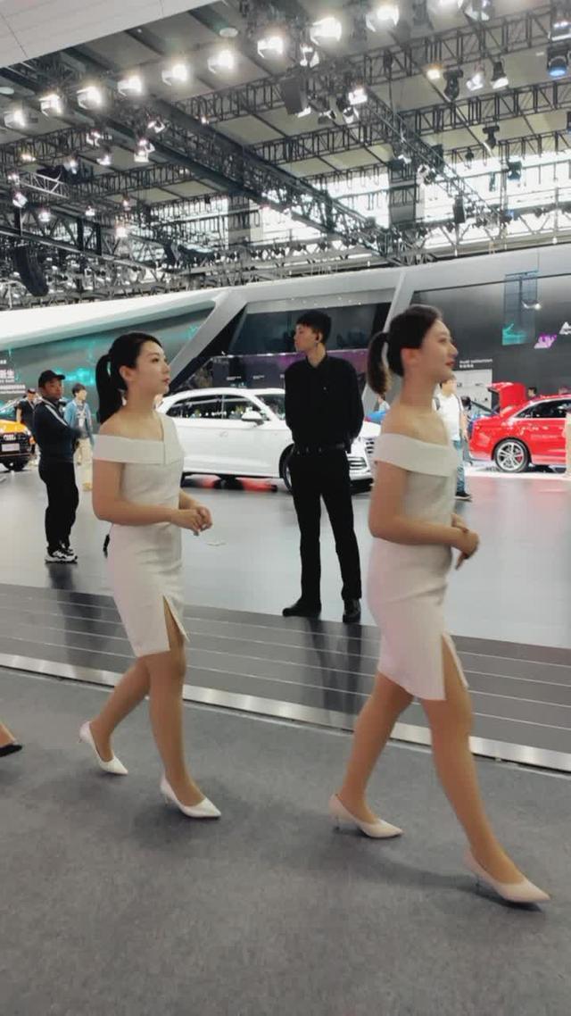 广州车展骚黄奥迪r8引来大片围观。