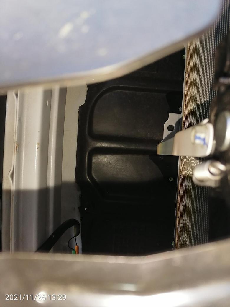 比亚迪f3 车虽C级代步车，这前防撞钢梁吕字型，对应散气扇中间位置，也就是在车头高度的中间，这一点设计值得赞许！很多车的前杠就在最下位置，根本没保护水箱和车头！