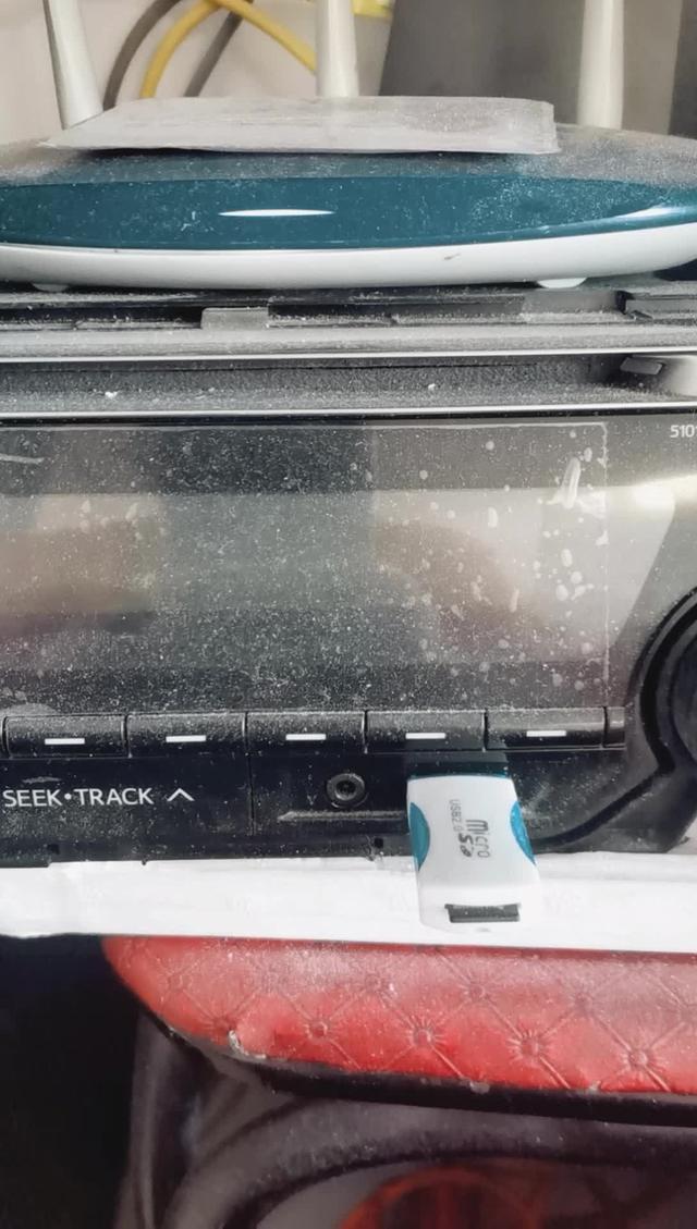 大家看一下，这是丰田威驰车的收音机，原车的现在用不上了，换成大屏导航的，在家可以听听音乐，也很实用的