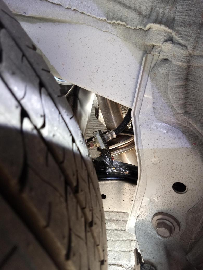 威驰 今天发现车后轮悬架焊接点处竟然生锈了，这喷漆也太假了吧？我才提车一个月！请各位车友看下自己车会不会这样！