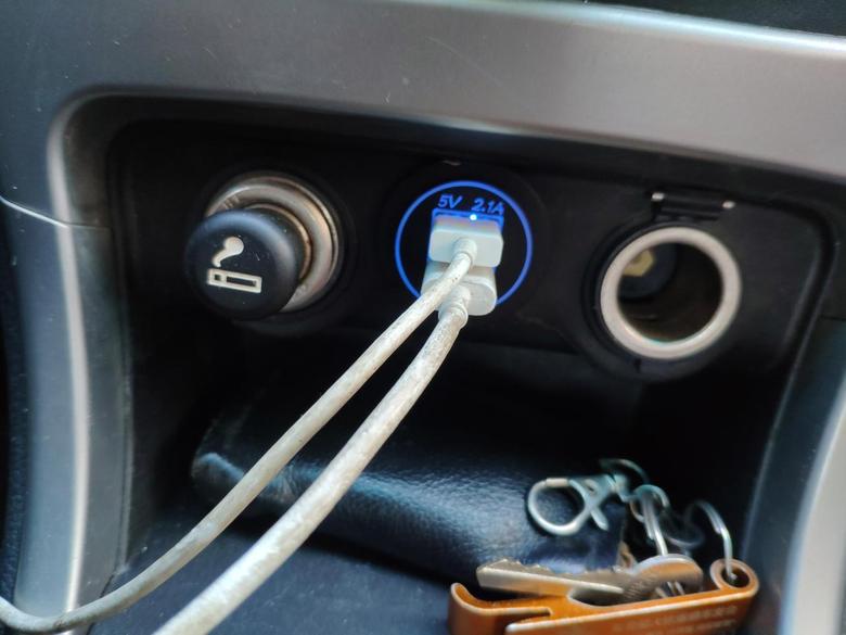 比亚迪f3 自己动手加的USB充电口。