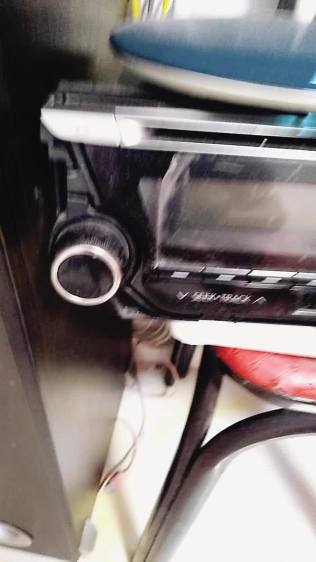换下来的丰田威驰车的收音机放在家里，听听音乐挺好的