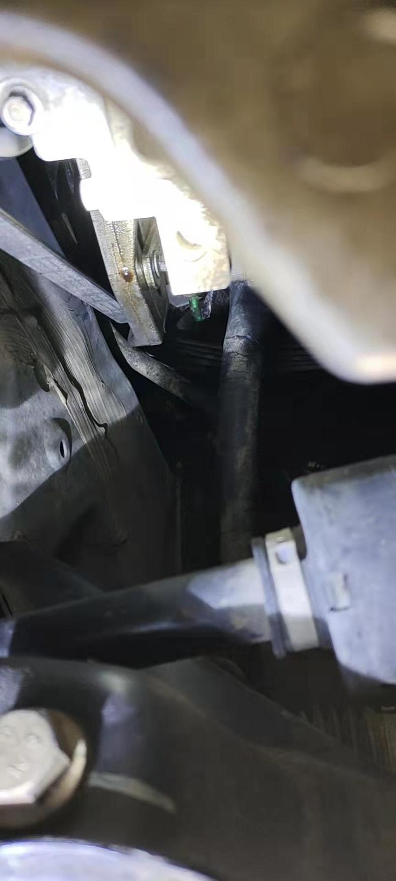 比亚迪f3 14年的车，准备做保养发现皮带盘那里有点点漏机油，漏的不明显...皮带盘那里的油封需要更换吗？