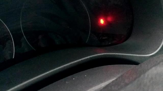 比亚迪F3豪华版锁车后为什么有一个灯一闪一闪的，请问有影响吗？