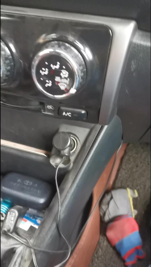 大家看一下，这是丰田威驰车的钱按钮，有很多实用的，有听音乐的，有条暖热放的很实用