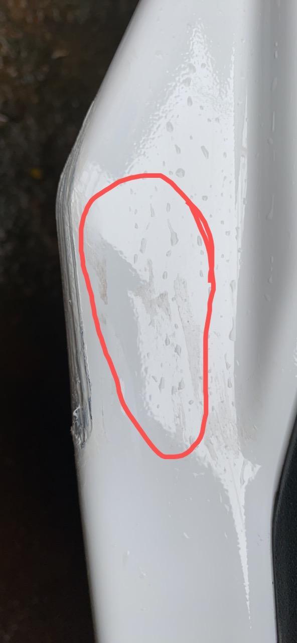 比亚迪f3 使用划痕修复笔时弄了点到旁边原车漆上当时用卫生纸擦了时隔十天今天洗车发现那个位置还是有印子（之前弄的时候是晚上没注意到）用湿抹布用力擦怎么都擦不掉求方法！