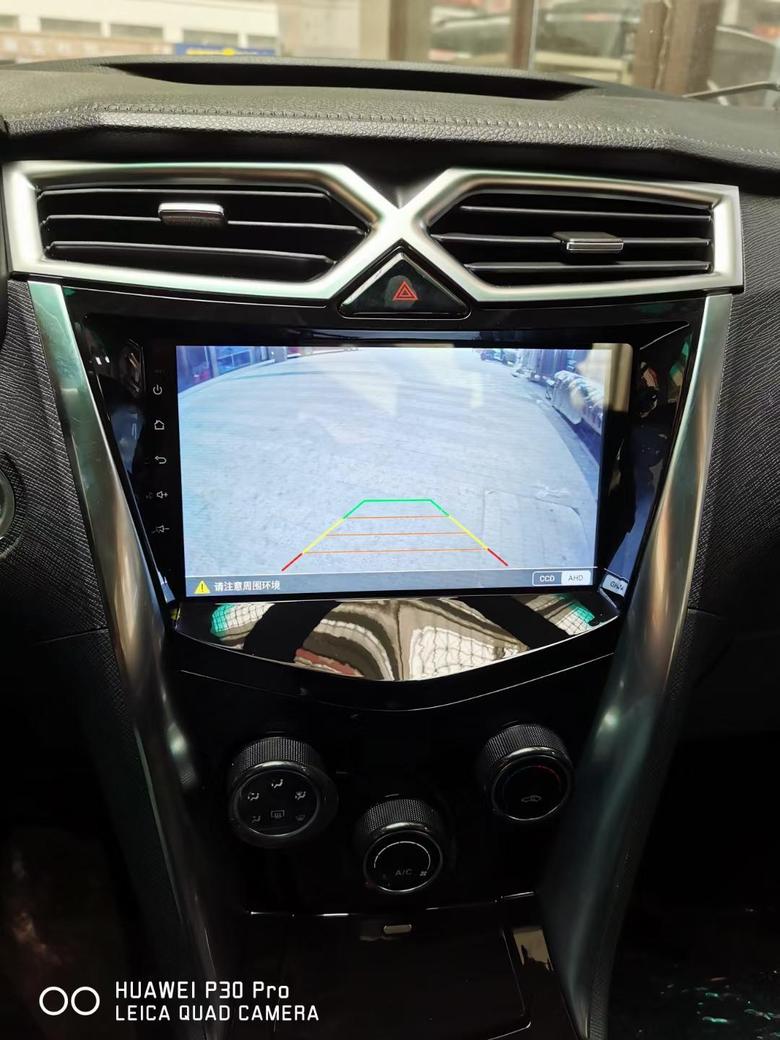 新买啊比亚迪F3，改了一下中控大屏，挺好的大屏，记录仪，导航，倒车影像，安装，一共花了1000米。有一个缺点就是音量调控键按着不是很舒服，比较靠边